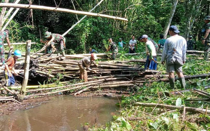 Koramil 1001-03/Awayan Lakukan Pembersihan Sungai
