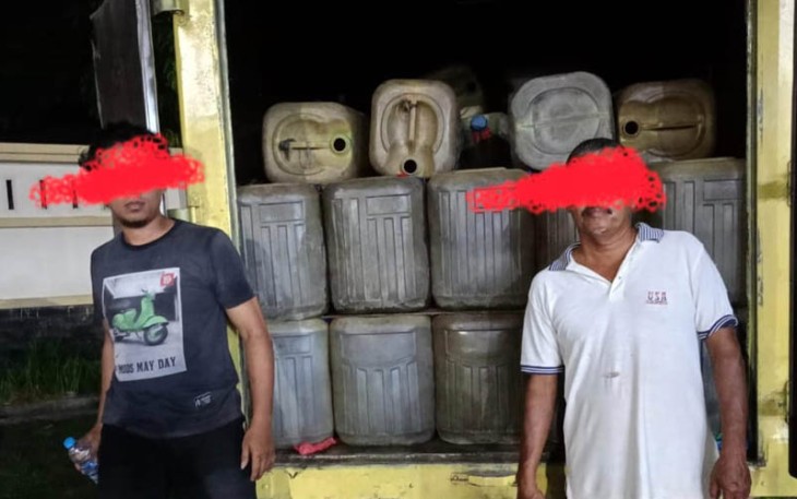 Dua terduga pelaku dan barang bukti saat diamankan