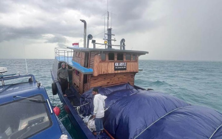 Tim Patroli Laut Bea Cukai saat Gagalkan Penyelundupan Baju dan Sepatu Bekas