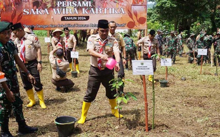 Pangdam Kasuari saat tanam pohon i Lapangan Kodim 1801/Manokwari, Papua Barat, pada Sabtu (3/2/2024).