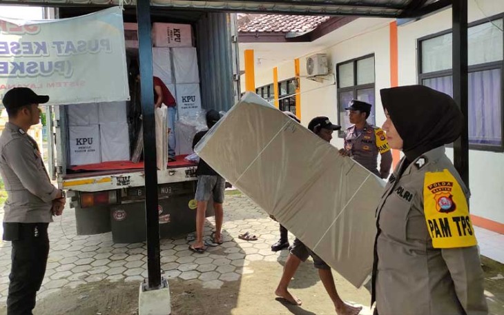 Polwan Polda Banten Amankan Pendistribusian Logistik Pemilu 2024