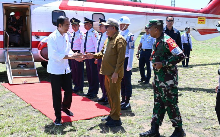 Wali Kota Bitung, Maurits Mantiri saat menyambut kedatangan Presiden Jokowi yang baru saja turun dr Helikopter