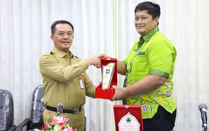 Kepala BSKDN Kemendagri Yusharto Huntoyungo saat penyerahan cindera mata