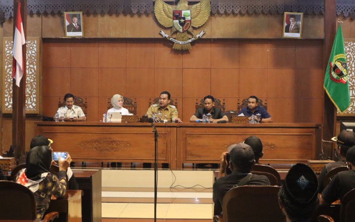 Bupati Blora Arief Rohman dan Ketua DPRD Blora Mustopa saat audensi dengan APTRI,  GMM dan Bulog di gedung DPRD Blora