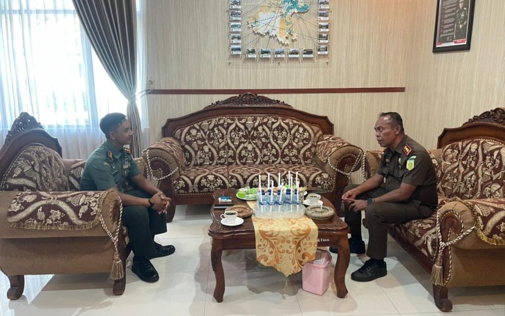 Dandim 0806/Trenggalek Letkol Inf Isnanto Roy Saputro, S.H., M.Si., saat Terima Kunjungan Kajari Trenggalek, La Ode Muhammad Nusrim, S.H., M.H.
