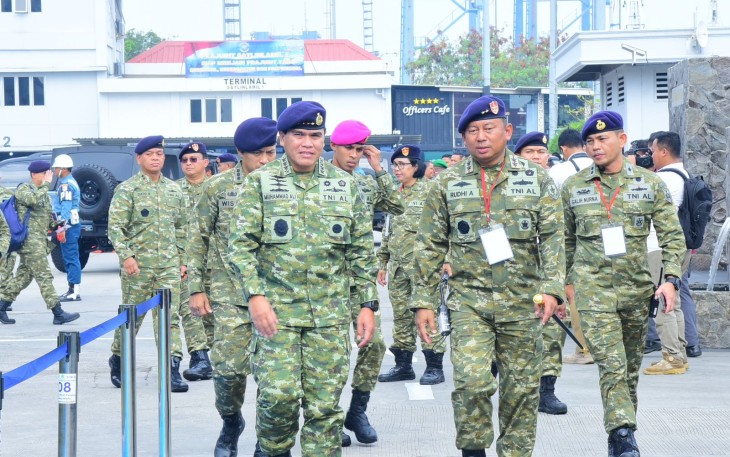 Panglima Kolinlamil Sambut Presiden RI Prabowo Dalam Kegiatan Sailing Pass HUT ke-80 TNI