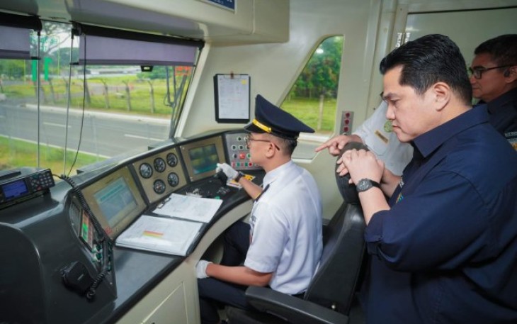 Menteri BUMN Erick Thohir saat mencoba kereta bandara, Rabu (1/1/25)
