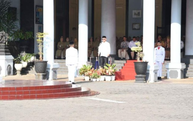 Mendikdasmen Abdul Mu'ti saat menjadi pembina upacara di SMAN 3 Semarang, Senin (6/1)