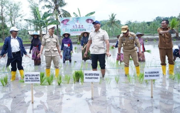 Wamentan Sudaryono saat tanam padi varietas unggul di Kabupaten Lombok Tengah, Senin (6/1)