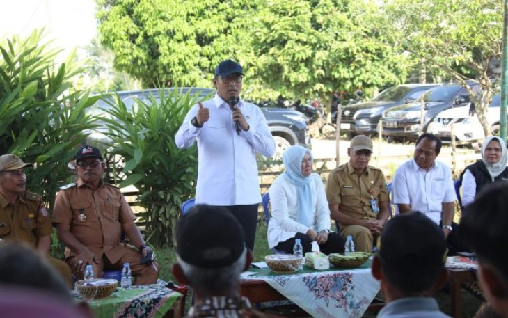 Wamentan Sudaryono saat berdialog dengan petani di Kabupaten Ogan Ilir, Senin (13/1)