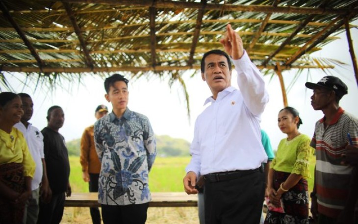 Mentan RI Andi Amran Sulaiman memaparkan kondisi pertanian di Desa Kolisia, Kabupaten Sikka, NTT, Selasa (6/5)