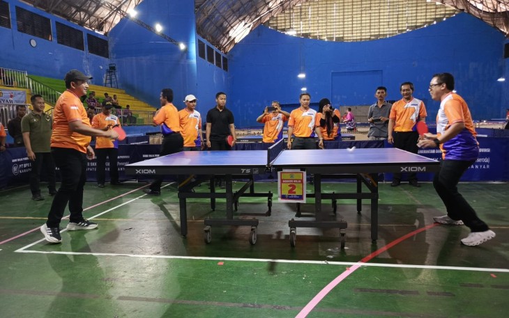 Bupati Karanganyar, Rober Christanto yang juga menjabat Ketua Badan Tenis Meja Seluruh Indonesia (BTMSI) Karanganyar Membuka Turnamen Tenis Meja Antar Instansi