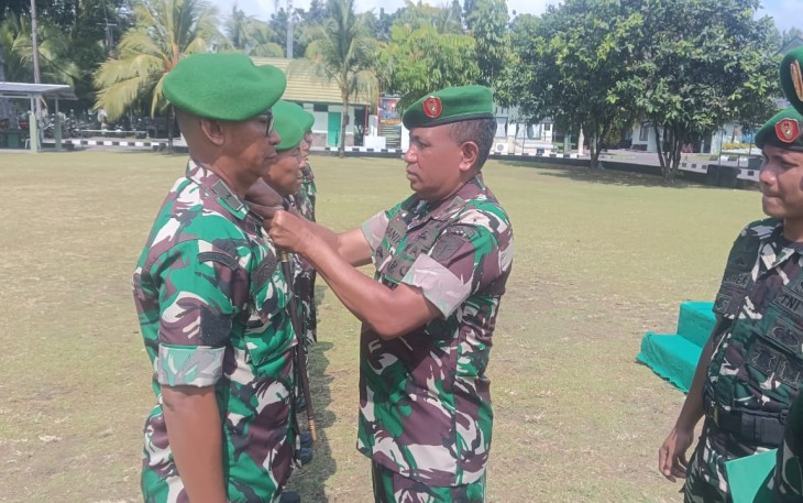 Dandim 1310/Bitung, Letkol Czi Hanif Tupen, S.T.,M.I.P saat melekatkan pangkat baru kepada Personil yang mendapat kenaikan pangkat