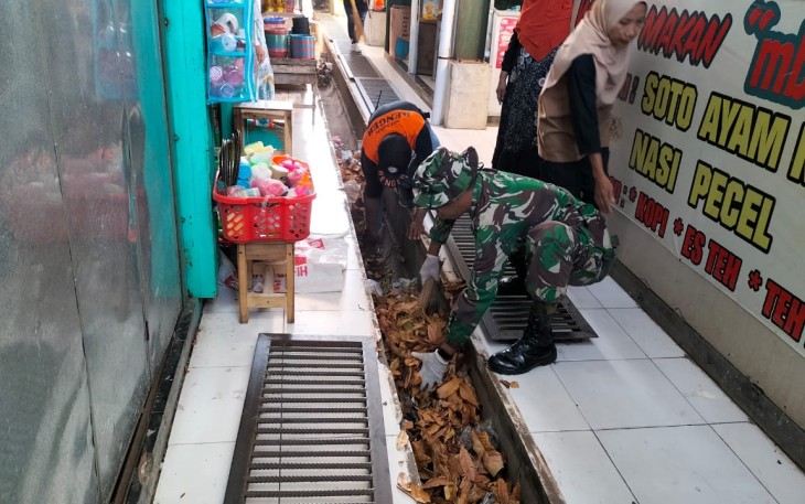 Babinsa Koramil 01/Ngawi Bersama Masyarakat Lakukan Pembersihan Pasar