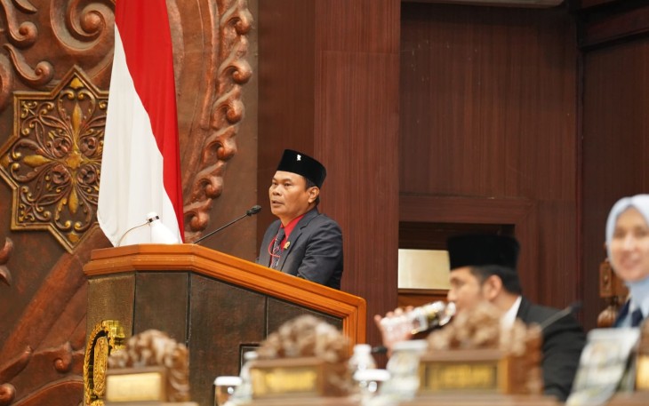 Juru Bicara Komisi D DPRD Jatim, Abrari, dalam rapat paripurna Laporan Komisi terkait RAPBD Jatin 2026, Senin (03/11/25). 