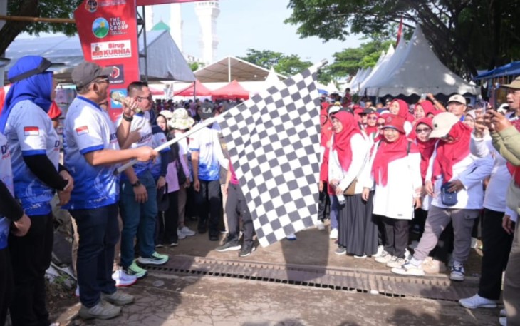 Bupati Rober Christanto memberangkatkan peserta jalan sehat HUT ke-54 Korpri, di Alun-alun Karanganyar, Minggu pagi (23/11/2025) pagi.