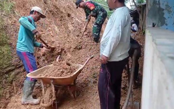 Babinsa Koramil 0801/05 Nawangan  Bersihkan Material Longsor