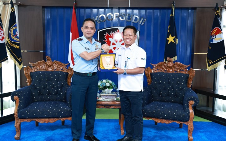 Panglima Komando Operasi Udara II Marsda TNI Deni Hasoloan S. menerima audiensi Regional Chief Executive Officer (RCEO) BRI Makassar Bapak D. Argo Prabowo di Ruang Audiensi Makoopsud II, Makassar, Sulawesi Selatan, Senin (20/1/2025)