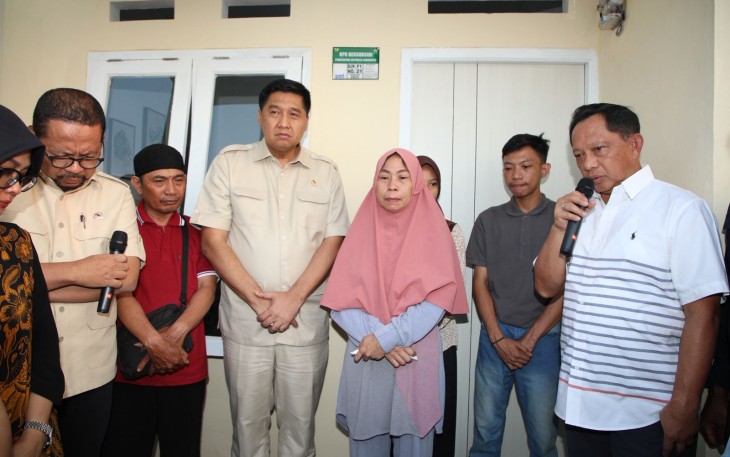 Menteri Dalam Negeri (Mendagri) Muhammad Tito Karnavian menyaksikan secara langsung penyerahan rumah bagi keluarga almarhum Affan Kurniawan di Kompleks Pesona Kahuripan 10, Kecamatan Cileungsi, Kabupaten Bogor, Jawa Barat, Senin (1/9/2025)