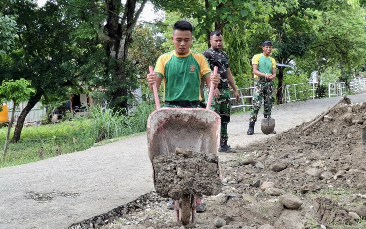  Satgas Pamtas Laksanakan Pemerataan Jalan di Gereja Fatuketi