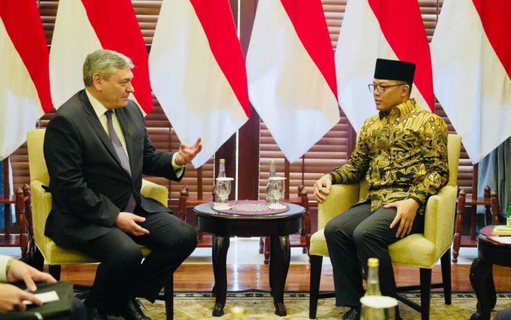 Menlu Sugiono bersama Deputi Menlu Rusia Andrey Rudenko di Jakarta, Senin (17/2)