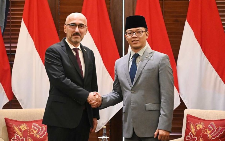Menlu Sugiono bersama Dubes Tajikistan Ardasher Qodiri di Jakarta, Selasa (4/3)