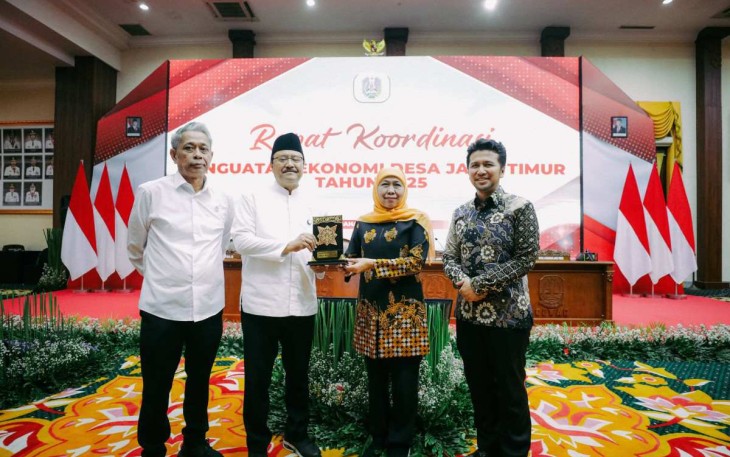 Mensos Saifullah Yusuf memberikan cenderamata Gubernur Jatim Khofifah Indar Parawansa, di Surabaya, Minggu (9/3)