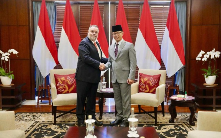 Dubes Chile Mario Ignacio Artaza saat kunjungan kehormatan dengan Menlu Sugiono di Jakarta, Rabu (12/3)