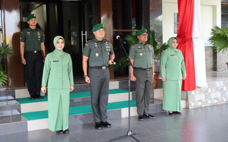  Dandim 0418/Palembang Letkol kav Ferdiansyah,S.Sos.,M.H.I ikuti acara tradisi penerimaan warga baru yang dipimpin langsung Danrem 044/Gapo Brigjen TNI Muhammad Thohir, S.Sos., M.M didampingi Ibu Ketua Persit KCK Koorcab Rem 044 PD II Sriwijaya, Ibu Tina Thohir, Rabu (8/1/2024)