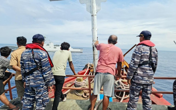 KRI I Gusti Ngurah Rai Evakuasi Kapal Ikan yang Terombang Ambing Selama 4 Hari di Perairan Laut Bali