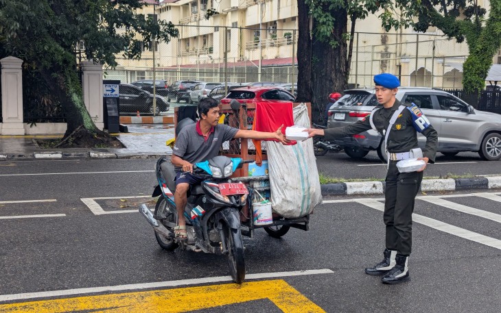 Denpom I/5 Medan dan Persit KCK Anak Ranting 5 Gelar Jumat Berkah, Berbagi Kebahagiaan di Jalan Letjen Suprapto