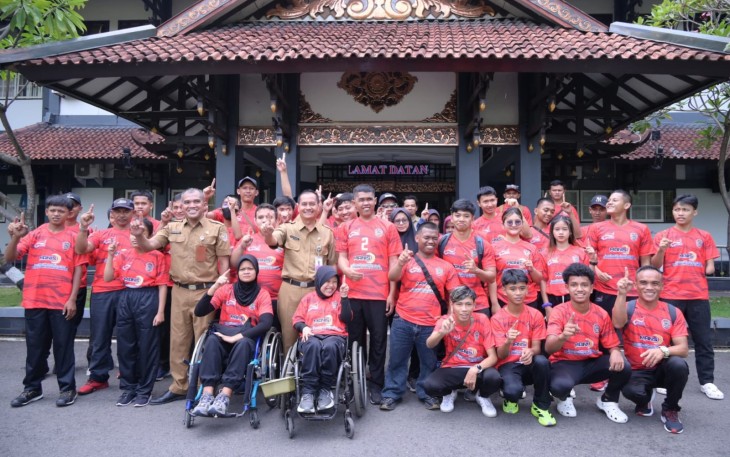 Seremonial pelepasan 31 atlet NPCI Karanganyar di Kantor Setda Karanganyar, Senin (20/10/2025), menuju Kejurprov NPCI Jateng 2025.