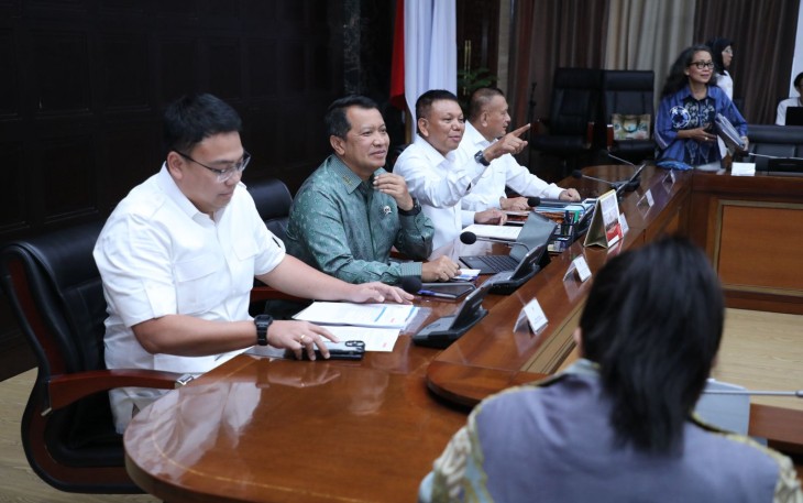 Wamen PANRB Purwadi Arianto dalam Rapat RPP Tata Kelola Perlindungan Anak dalam Penyelenggaraan Sistem Elektronik, di Kantor Kemensetneg, Kamis (06/03/2025).