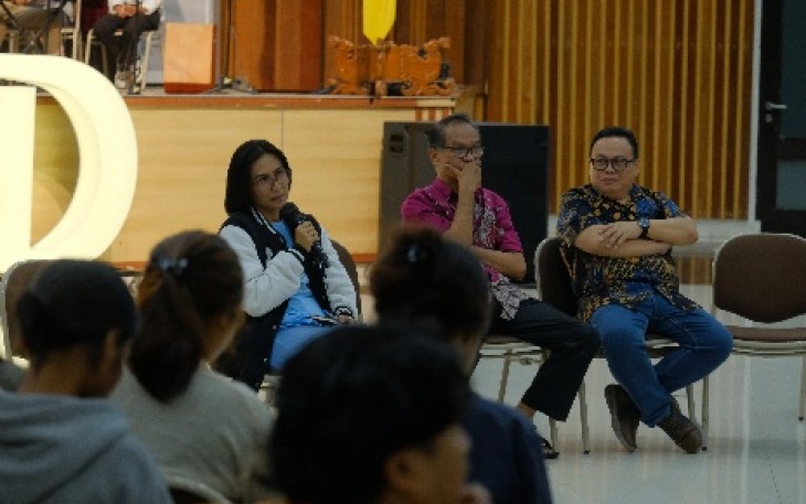 Suasana audiensi yang diselenggarakan di Balairung UKSW, Jumat (15/05/2025) malam.