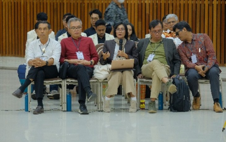 Rektor Intiyas memberikan tanggapan dalam Dialog Civitas Academica UKSW dengan Pembina Yayasan Perguruan Tinggi Kristen Satya Wacana (YPTKSW), Rabu (4/6/2025) di Balairung UKSW.
