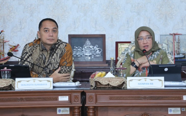 MenPANRB Rini Widyantini saat memberikan pembekalan di Pemkot Surabaya, Kamis (3/7)