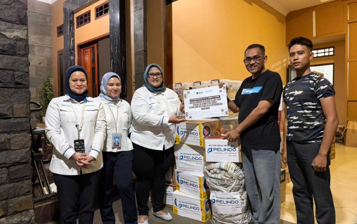 Penyerahan bantuan untuk korban banjir bandang Aceh, Sumatera Utara dan Sumatera Barat melalui Koarmada RI