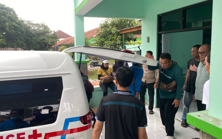 Ambulans pembawa jenazah peserta lomba lari Siksorogo kategori 15 Km saat tiba di RSUD Kartini Karanganyar