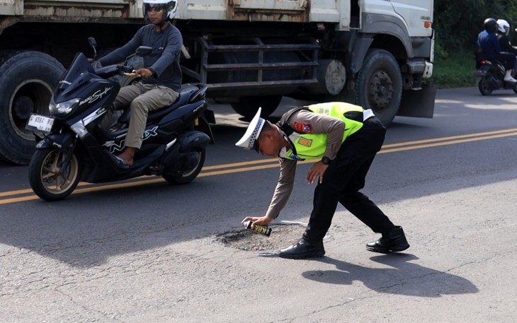Polres Gresik Tandai Jalan Berlubang Untuk Keselamatan Pengendara