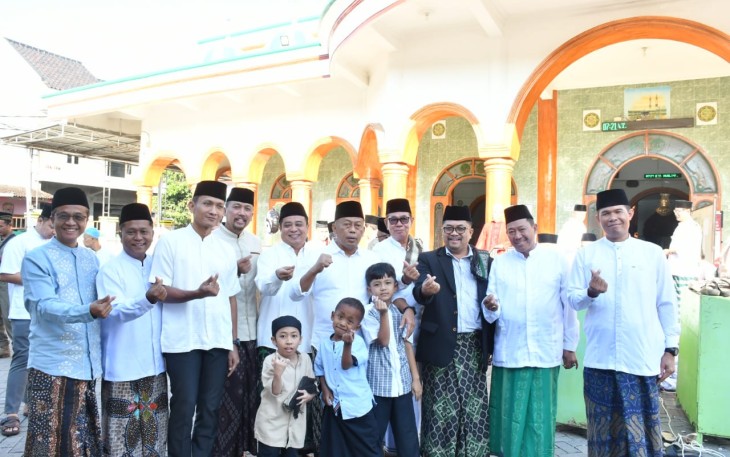 Anggota Kodim Ponorogo dan Masyarakat Salat Bersama