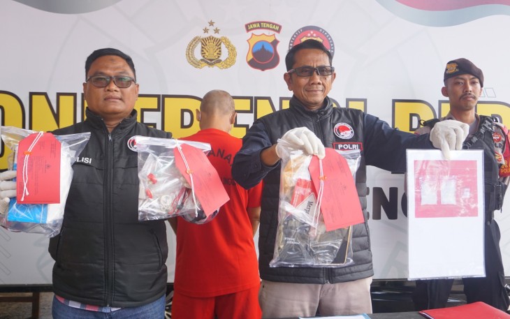  Satuan Reserse Narkoba (Satresnarkoba) Polres Purbalingga berhasil mengungkap kasus penyalahgunaan narkotika jenis sabu. Seorang tersangka yang merupakan kurir diamankan berikut barang buktinya di wilayah Desa Klapasawit, Kecamatan Kalimanah, Kabupaten Purbalingga