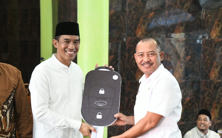 Sekdaprov Kepri Serahkan Hibah Mobil Ambulance ke Yayasan Asy Syuhadaa Bandar Insani Batam