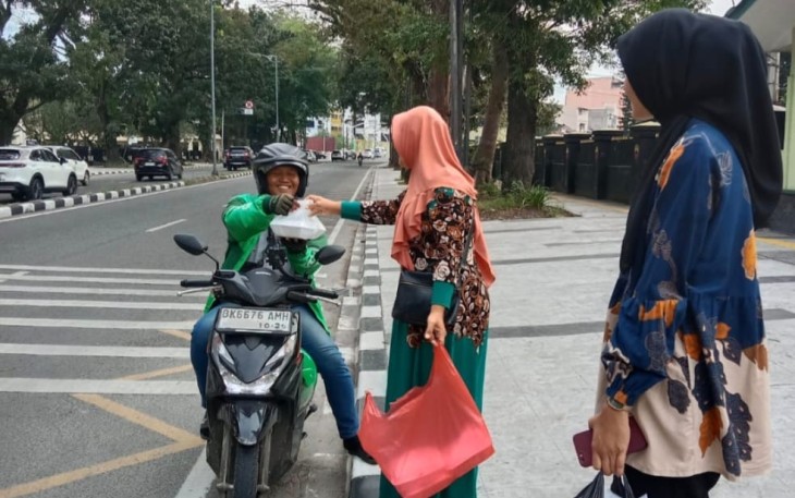 Denpom I/5 Medan bersama Persit KCK Anak Ranting 5 Denpom I/5 Ranting 5 Cabang III PD I/Bukit Barisan kembali menggelar kegiatan rutin Jumat Berkah,  Jumat, (10/1) 
