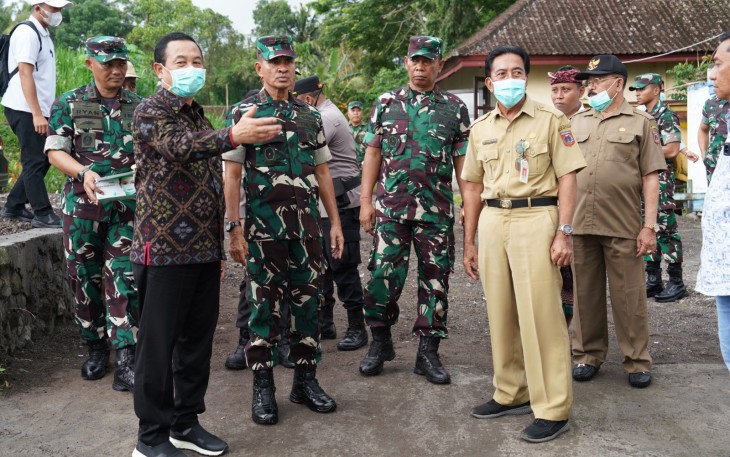  Pangdam IX/Udayana Mayjen TNI Muhammad Zamroni, S.I.P., M.Si., meninjau mesin pengolahan sampah berbasis teknologi di TPA Linggasana, Desa Buana Giri, Kecamatan Bebandem, Kabupaten Karangasem, Senin (13/1/2025)