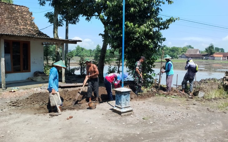 Babinsa Desa Ngengor Bersama Warga Gelar Kerja Bakti Bangun Saluran Irigasi