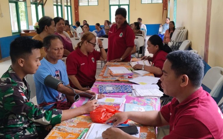 Pos Seriang Satgas Pamtas RI-Malaysia kembali hadir berkolaborasi dengan Puskesmas Seriang menggelar Pos Pembinaan Terpadu (Posbindu) dengan mengadakan kegiatan pemeriksaan kesehatan rutin di Kantor Desa Seriang, Kecamatan Badau, Kabupaten Kapuas hulu, Sabtu (25/1/2025)