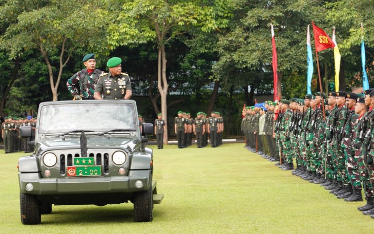 Wakil Kepala Staf Angkatan Darat (Wakasad) Letnan Jenderal TNI Muhammad Saleh Mustafa saat memimpin upacara peringatan ke-80 Hari Juang TNI Angkatan Darat di Lapangan Brigif Mekanis 1/Jaya Sakti, Kalisari, Jakarta Timur, Senin (15/12/2025)