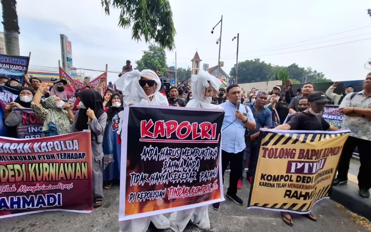 Ribuan Massa Geruduk Markas Polda Sumut