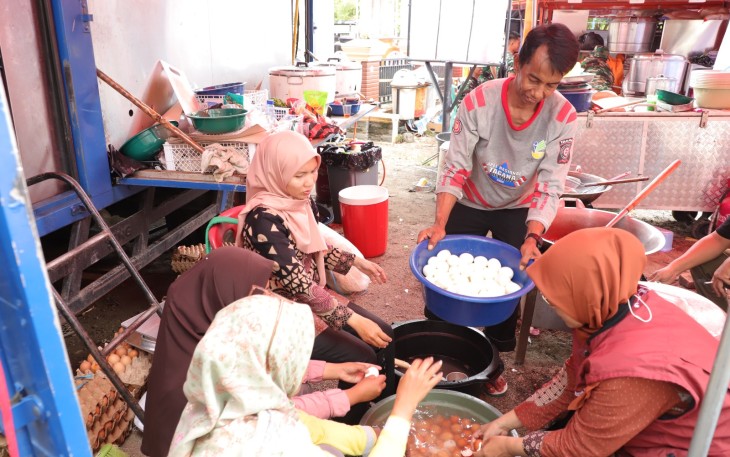 Gotong royong warga di dapur umum posko lapangan Kantor Wali Nagari Salareh Aia Utara, Kecamatan Palembayan, Kabupaten Agam, Sumatera Barat (9/12)