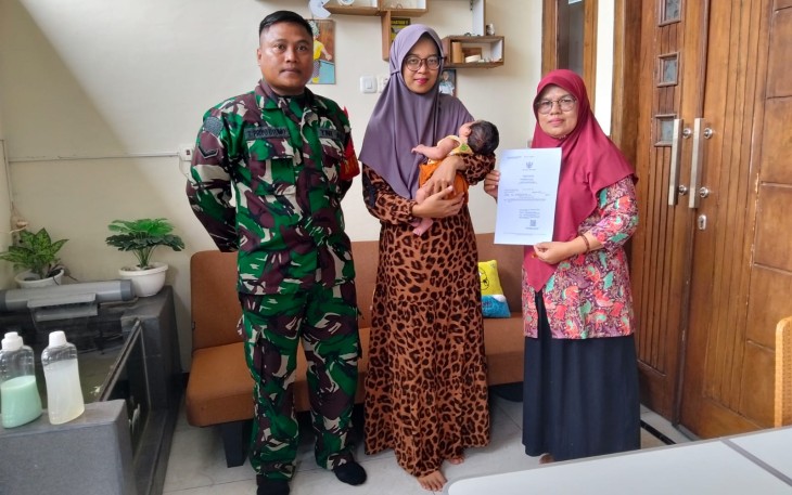 Babinsa Jajaran Kodim 0803/Madiun Laksanakan Pendampingan Pembuatan Akta Kelahiran
